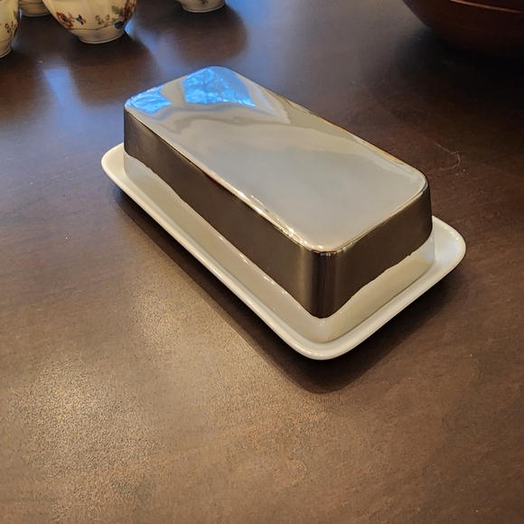 Tabletops Unlimited TU Studio Other - Tabletops Unlimited Studio Tu White Silver Large Butter Dish Porcelain Plus 8"